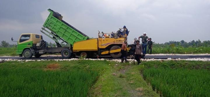Percepatan Pengaspalan Jalan Aspal Oleh Warga Bersama Anggota Satgas TMMD Bojonegoro